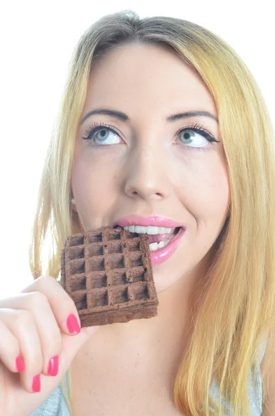 Jovem mulher comendo waffle de chocolate — Fotografia de Stock