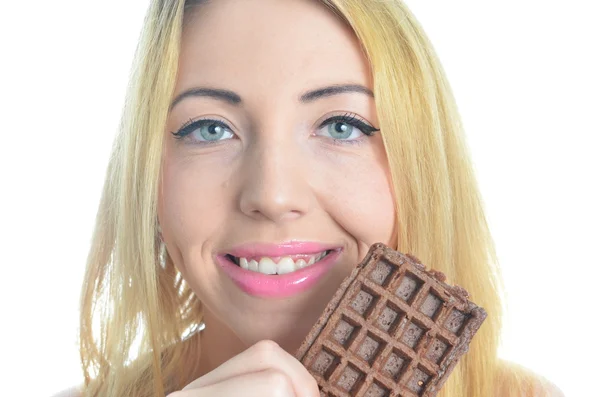 Молода жінка їсть шоколадну вафельку — стокове фото
