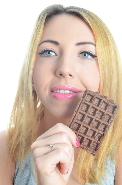 Jovem mulher comendo waffle de chocolate — Fotografia de Stock