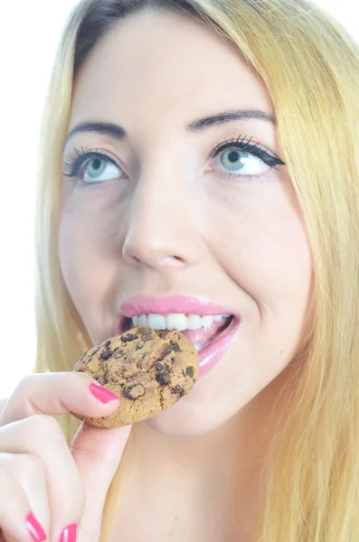 Молода жінка їсть печиво — стокове фото