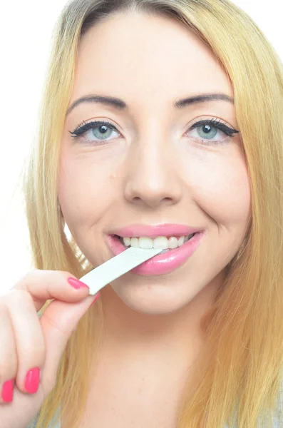 Mladá žena žvýkací guma — Stock fotografie