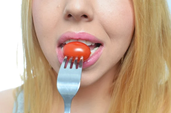 Молодая женщина со здоровым помидором — стоковое фото