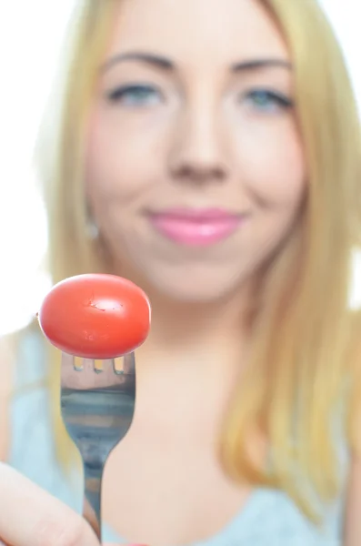 Genç kadın sağlıklı domates ile — Stok fotoğraf