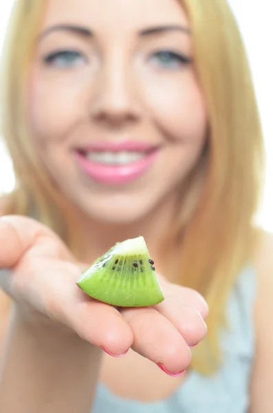 Wanita muda dengan buah kiwi segar — Stok Foto