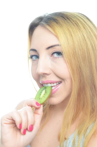 Mladá žena s čerstvým kiwi ovocem — Stock fotografie