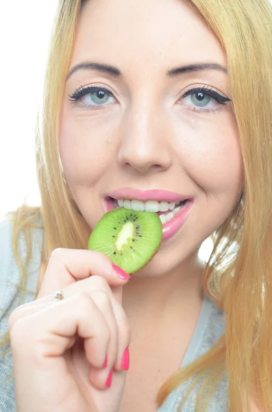 Giovane donna con kiwi fresco — Foto Stock