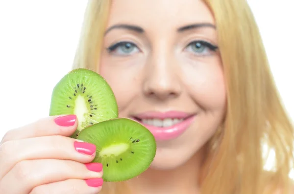 Wanita muda dengan buah kiwi segar — Stok Foto