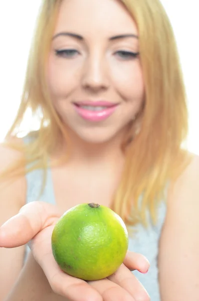 Dilimlenmiş limon olan kadın — Stok fotoğraf