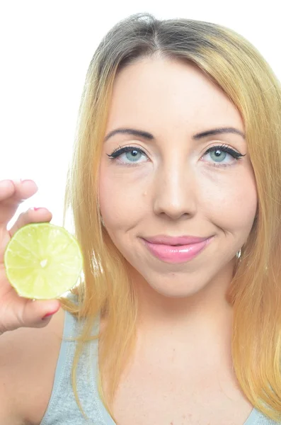 Młoda kobieta z plasterki limonki — Zdjęcie stockowe