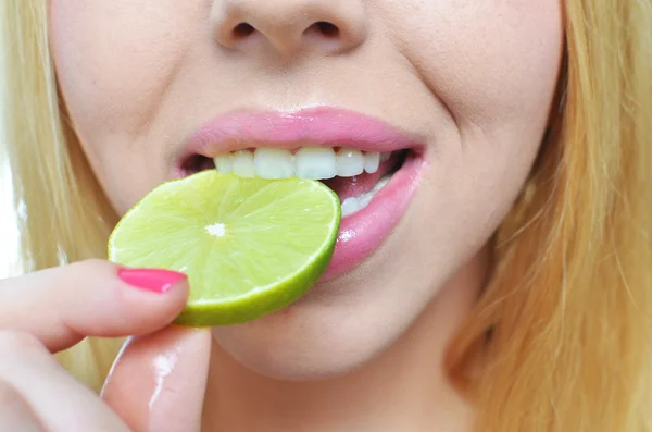 Young woman with sliced lime — Stock Photo, Image
