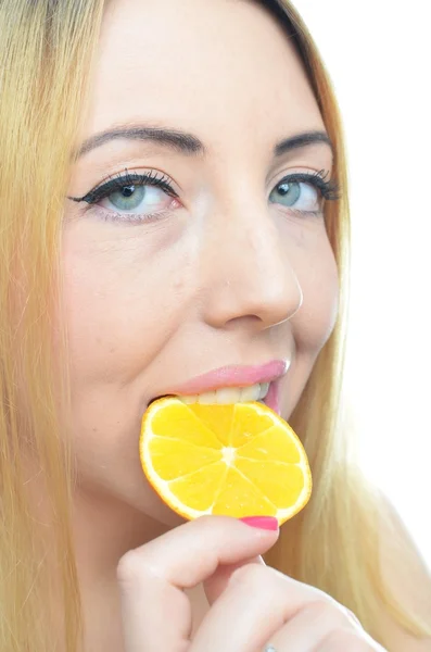 Молода жінка з апельсиновим шматочком — стокове фото