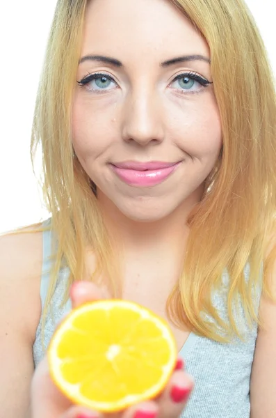 Молодая женщина с апельсиновым ломтиком — стоковое фото