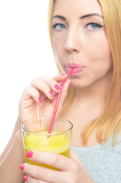 Frau trinkt Orangensaft — Stockfoto
