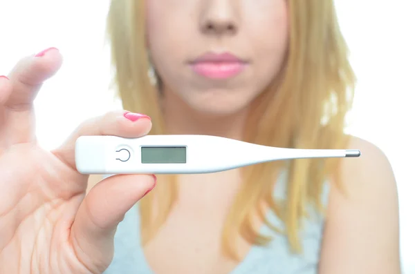 Giovane donna che prende temperatura e pillole — Foto Stock