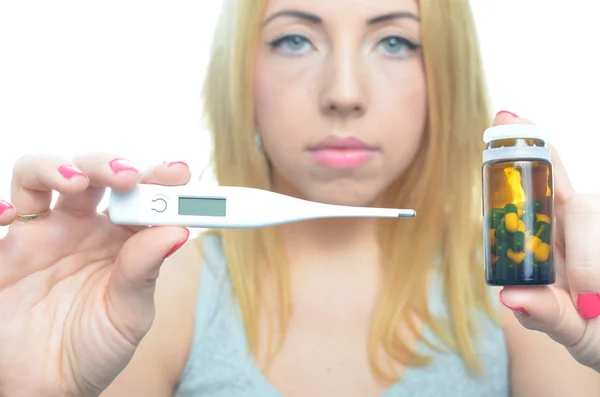 sıcaklık ve hap alarak genç bir kadın