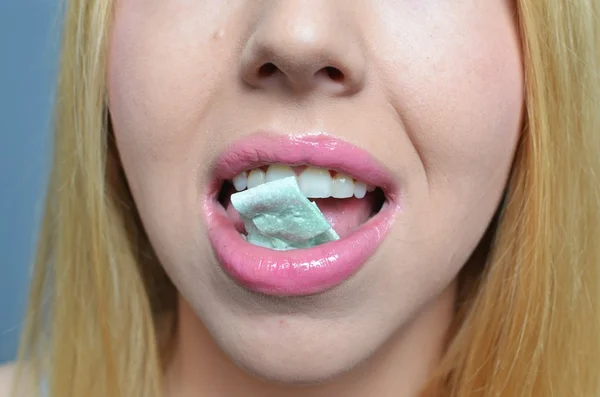 Mladá žena žvýkací guma Stock Fotografie