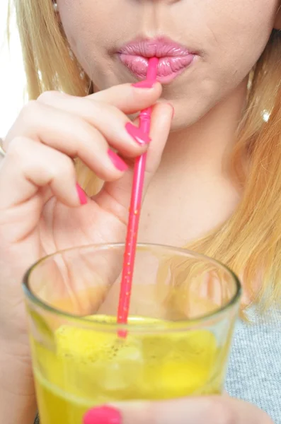 Жінка п'є апельсиновий сік Стокове Фото