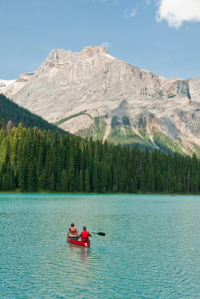 Couple in kayak on a canadian lake — Stock Photo, Image