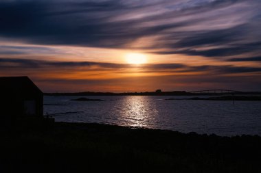 Norveç adasında gece yarısı güneşi Smoela
