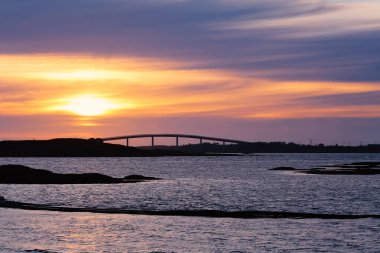 Norveç adasında gece yarısı güneşi Smoela