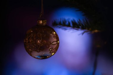 Noel ağacında Noel oyuncağı, mavi bulanık arka plan