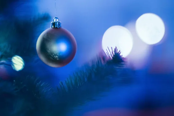 圣诞树上的圣诞玩具 蓝色模糊的背景 — 图库照片