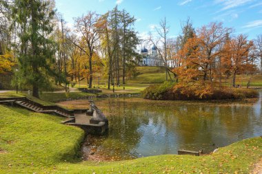 Hint yazı boyunca Letonya 'daki Cesis kasabasına park et.