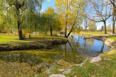 Hint yazı boyunca Letonya 'daki Cesis kasabasına park et.