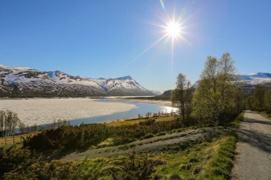 İlkbahar Gjevilvatnet Gölü 'nde, Trollheimen Ulusal Parkı' ndaki dağların manzarası.