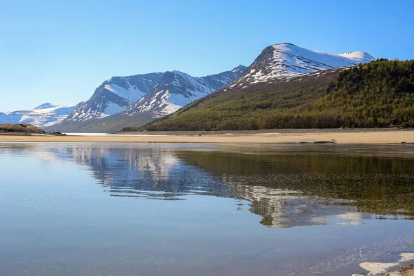 Primavera Lago Gjevilvatnet Vista Das Montanhas Parque Nacional Trollheimen — Fotografia de Stock