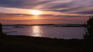 Norveç adasında gece yarısı güneşi Smoela