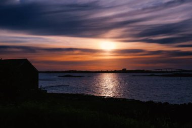 Norveç adasında gece yarısı güneşi Smoela