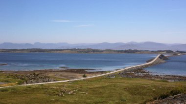 Norveç 'in Aure kentindeki Edoeyfjord ve dağların manzarası