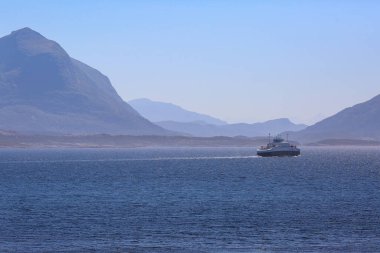 Norveç 'in Aure kentindeki Edoeyfjord ve dağların manzarası