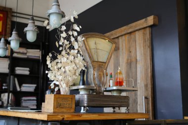 Kuldiga Letonya 10 / 11 / 2021 Eski mekanik Sovyet tarzı Kuldiga kasabasındaki restoranda pullar 