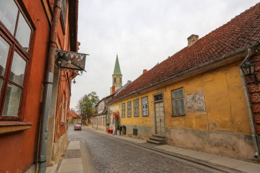 Kuldiga Letonya 10 / 11 / 2021 Kuldiga kentindeki sokak ve kilise manzarası