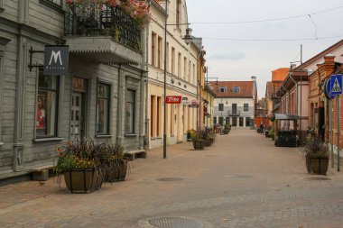 Kuldiga Letonya 10 / 11 / 2021 Liepajas caddesinin Kuldiga kasabasındaki görüntüsü