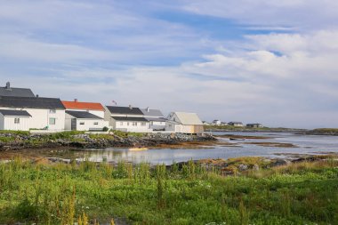 Norveç 'in orta kesimindeki Smoela adasındaki Veiholmen köyünün manzarası