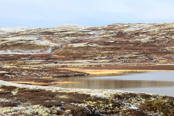 Pohled Jezero Orkel Nachází Obci Oppdal Dřevěné Kabiny Pro Rybaření — Stock fotografie