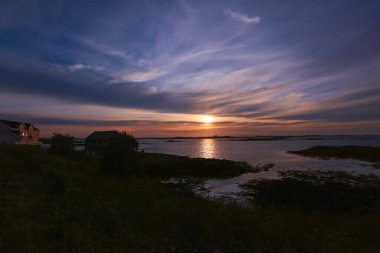 Smoela Norveç 07 / 02 / 2021 Küçük bir köy manzarası Smoela (Norveç 'in orta kesimi), gece yarısı güneşi ve otel Hopen.