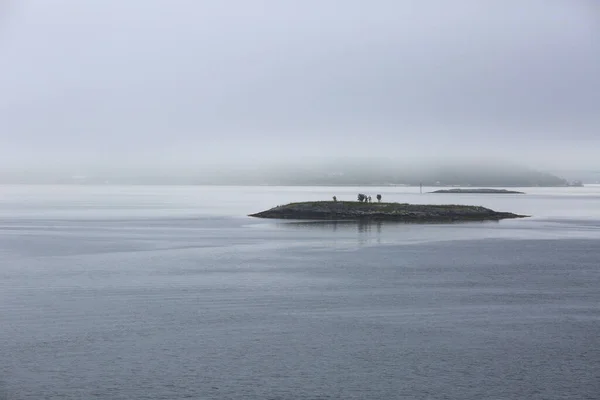 ノルウェーの中央部に位置するEdoeyfjordの霧 — ストック写真