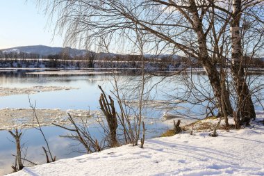 Norveç 'in Trondheim kenti yakınlarındaki Gaula Nehri' nde sel baskını. Gaulosen Doğa Koruma Alanı. Trondheim fiyort ve tarım alanı Byneset manzarası.