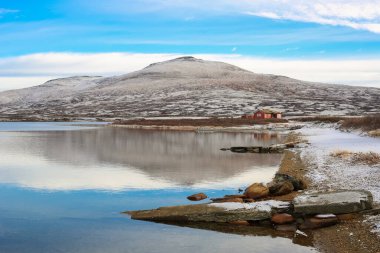 Norveç 'in orta kesimindeki Oppdal belediyesinde bulunan Orkel Gölü yakınlarındaki donmuş bataklığın 10 / 20 / 2018 görüntüsü. Balıkçılık ve hafta sonu turları için tipik bir Norsk kulübesi.