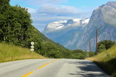Norveç 'te Sunndals Dağları çevresindeki otoyol 70 Oppdal-Sunndalsoera