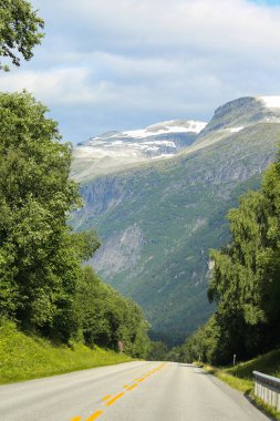 Norveç 'te Sunndals Dağları çevresindeki otoyol 70 Oppdal-Sunndalsoera