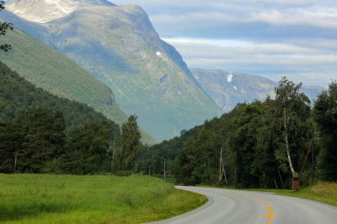 Norveç 'te Sunndals Dağları çevresindeki otoyol 70 Oppdal-Sunndalsoera
