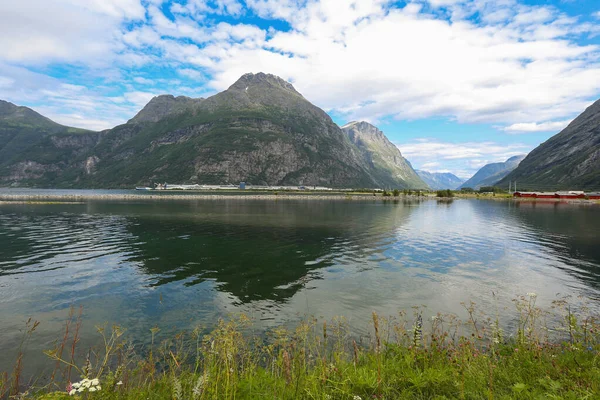 ノルウェーの中央部にあるSunndalsoeraとSunndalsjordの町を囲むSunndals山の風景 — ストック写真