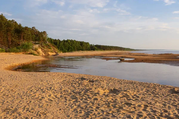 Saulkrasti Letonca başkenti Riga yer alan plajda gün batımı. Rigas bay görünümünü.