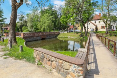 Latvias kasabası Kuldiga 'daki Aleksuite nehri üzerindeki taş köprü. 