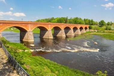 Letonya 'nın Kuldiga kasabasındaki Venta nehri üzerindeki taş köprü.